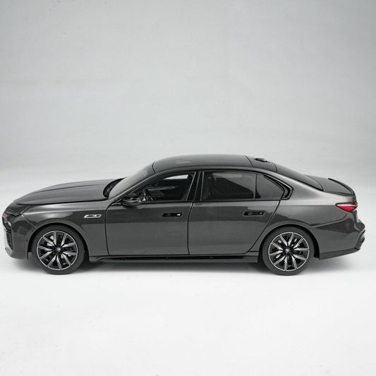 MINICHAMPS 1:18 BMW i7 M70 (G70) – 2024 GREY METALLIC 110023700