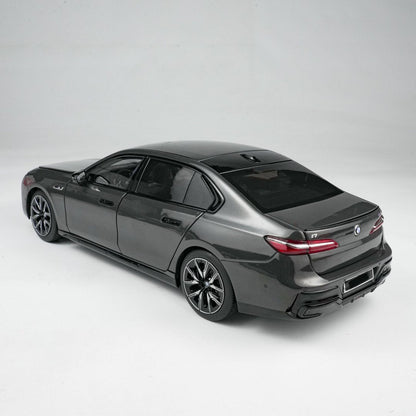 MINICHAMPS 1:18 BMW i7 M70 (G70) – 2024 GREY METALLIC 110023700