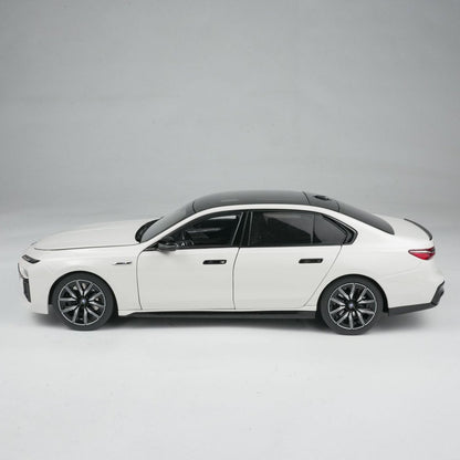 MINICHAMPS 1:18 BMW i7 M70 (G70) – 2024 WHITE METALLIC 110023702