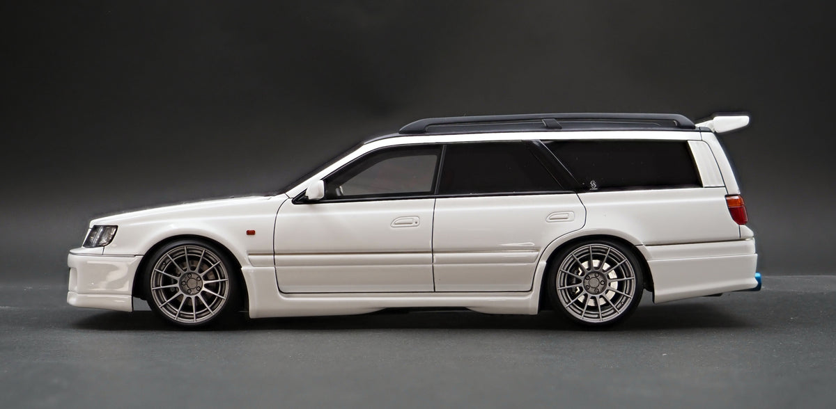 Ignition Model 1:18 Nissan STAGEA 260RS (WGNC34) White With RB26DETT Engine IG2889