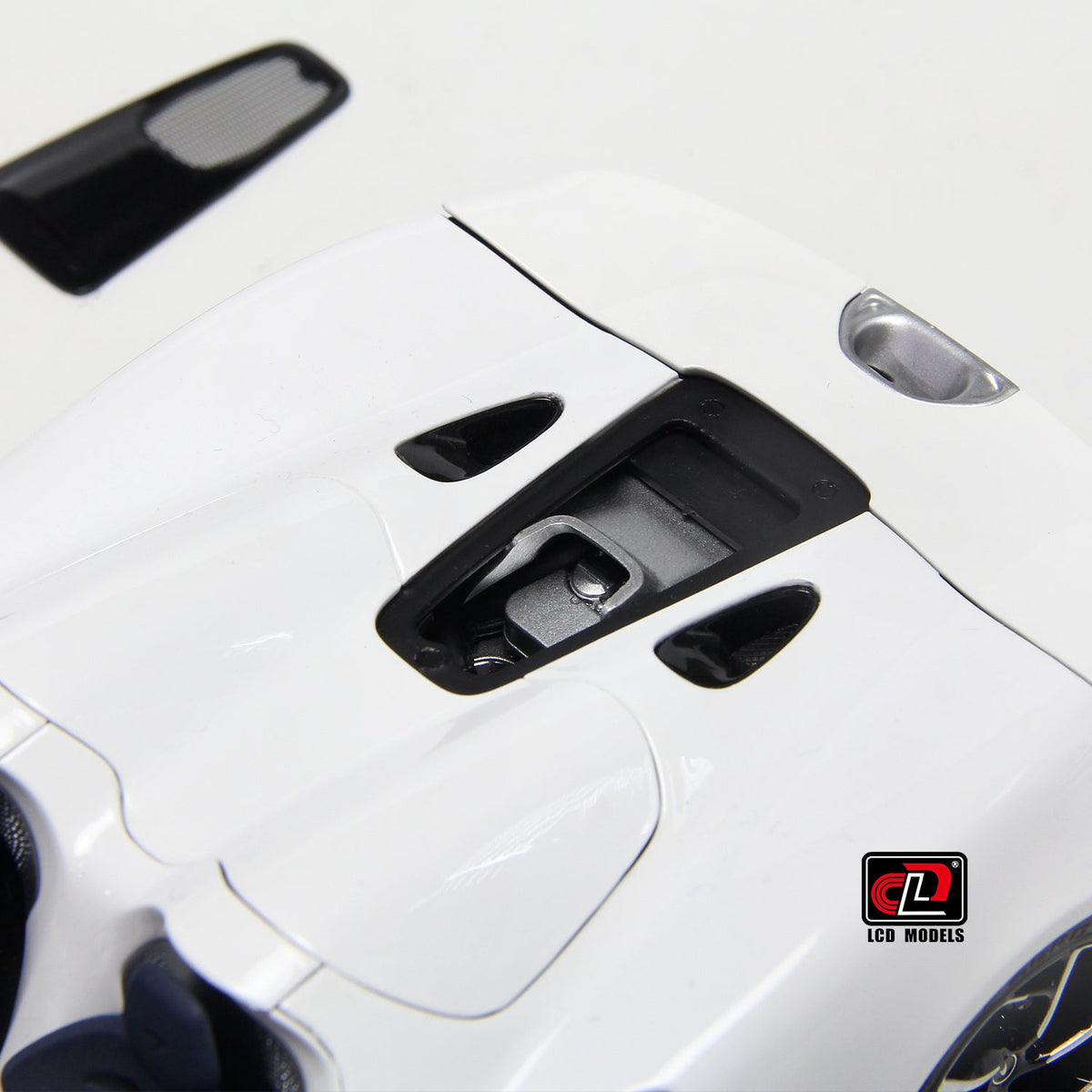 LCD 1:18 McLaren ELVA - White LCD18015-WH