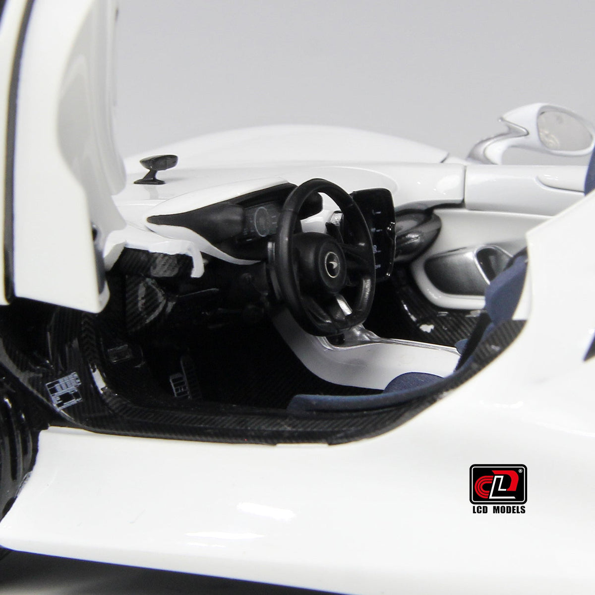 LCD 1:18 McLaren ELVA - White LCD18015-WH
