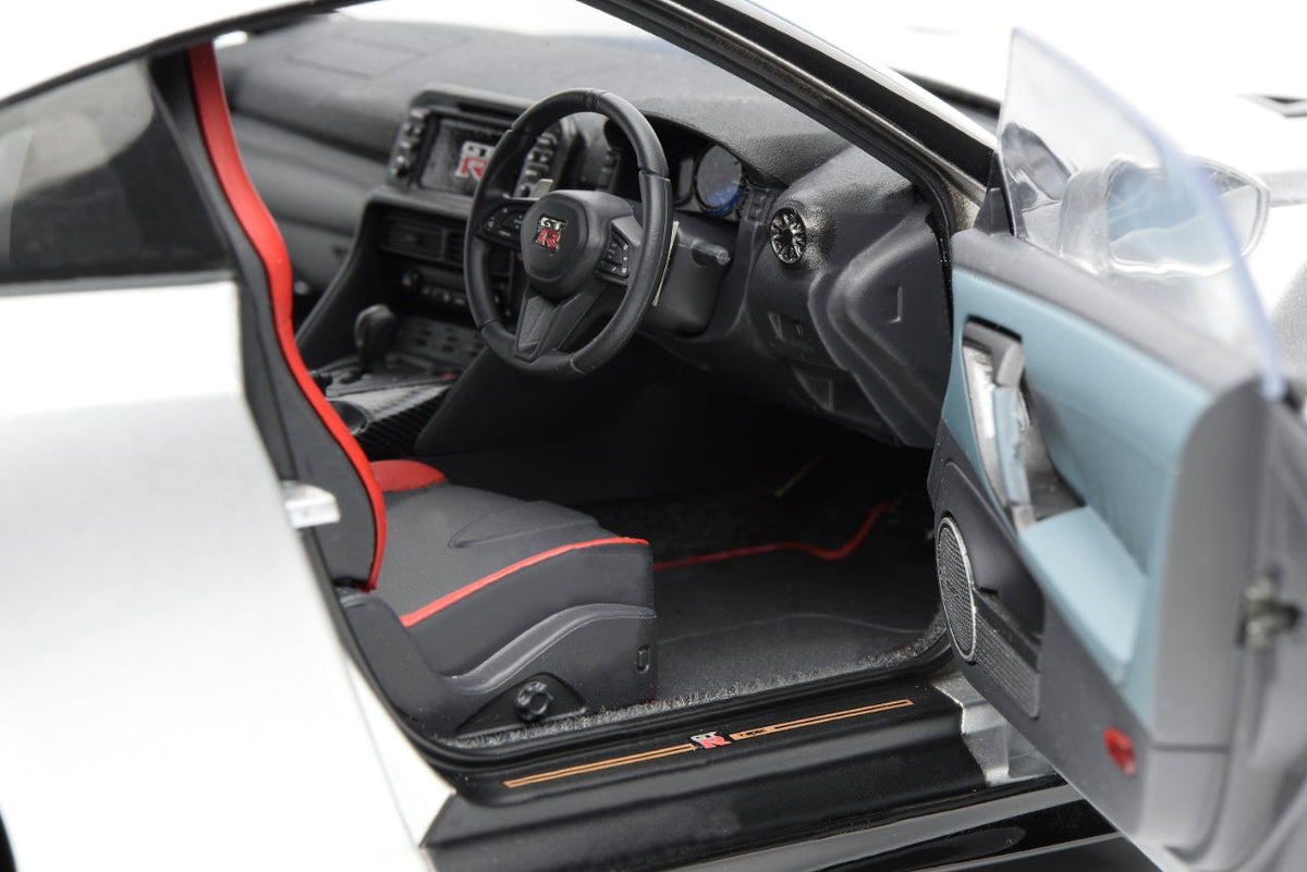 [Preorder] Motorhelix 1:18 Nissan GT-R (R35) Track Edition Engineered by NISMO T-Spec 2022 Silver M83517