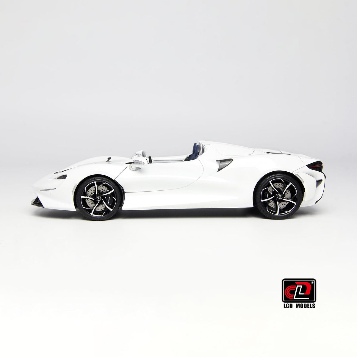 LCD 1:18 McLaren ELVA - White LCD18015-WH