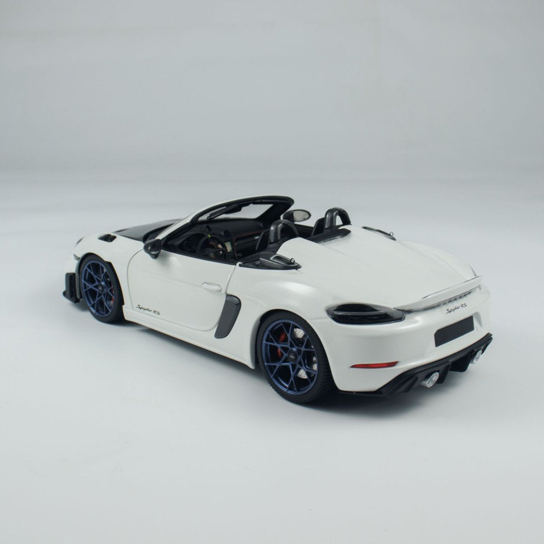 Minichamps 1:18 Caymen 718 Spyder RS Weissach Package 110063130/ 110063131