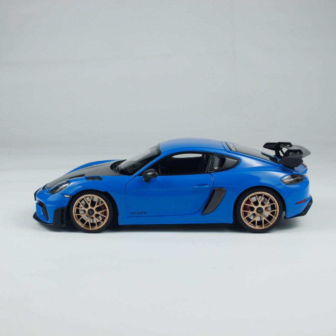 Minichamps 1:18 Caymen 718 Caymen GT4 RS Weissach Package