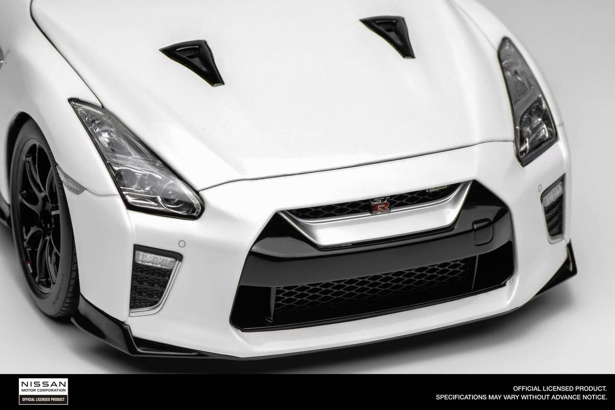 Motorhelix 1:18 Nissan GT-R (R35) Track Edition Engineered by NISMO 2020 (3 Colors)
