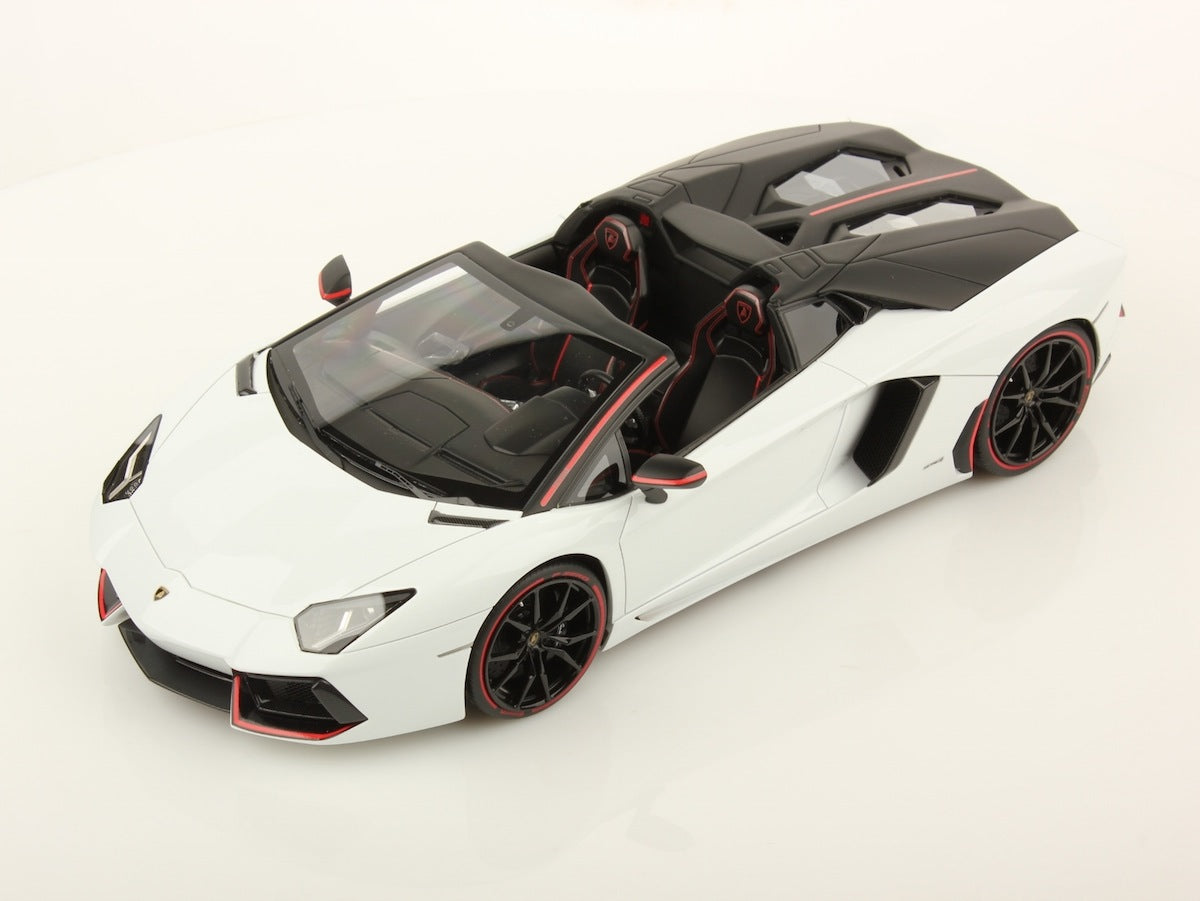 MR Collection 1:18 Lamborghini Aventador LP 700-4 Roadster Pirelli Edition LAMBO010PIR-C