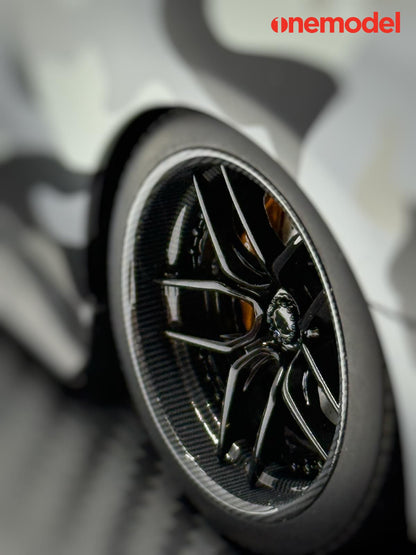 One Model 1:18 GTR R35 Custom Edition (5 Colours)