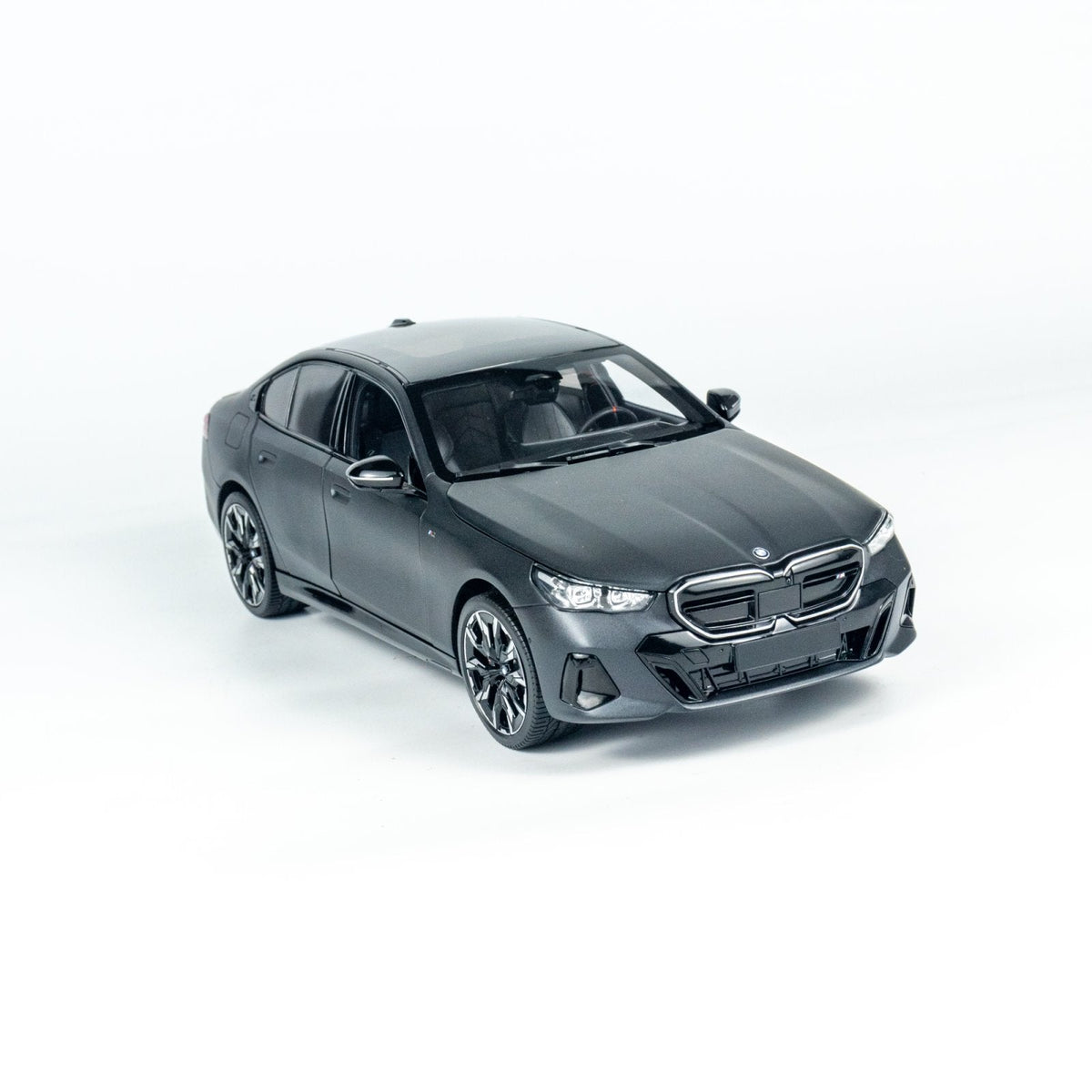 MINICHAMPS 1:18 BMW i5 - 2023 - Gray METALLIC 110023401