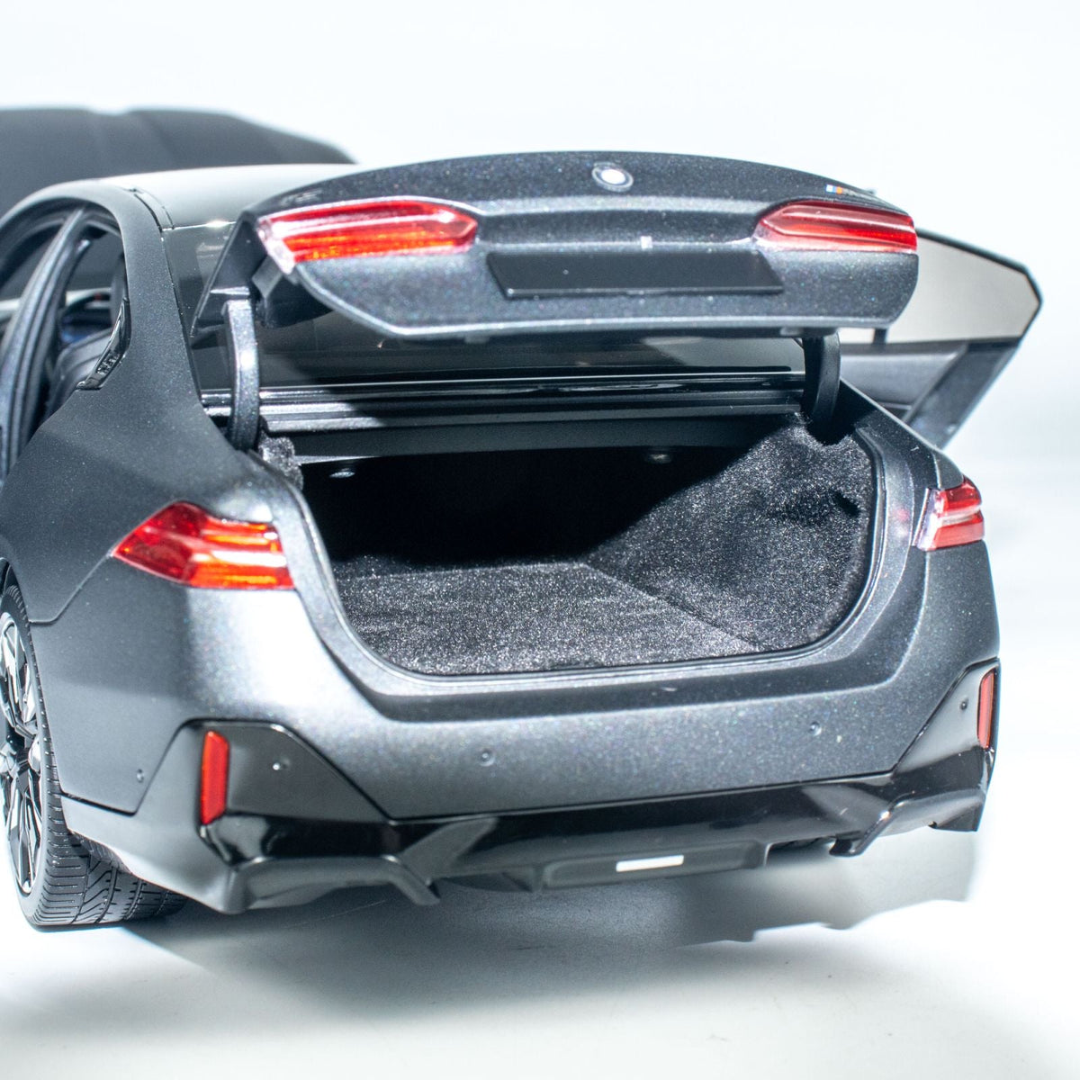 MINICHAMPS 1:18 BMW i5 - 2023 - Gray METALLIC 110023401