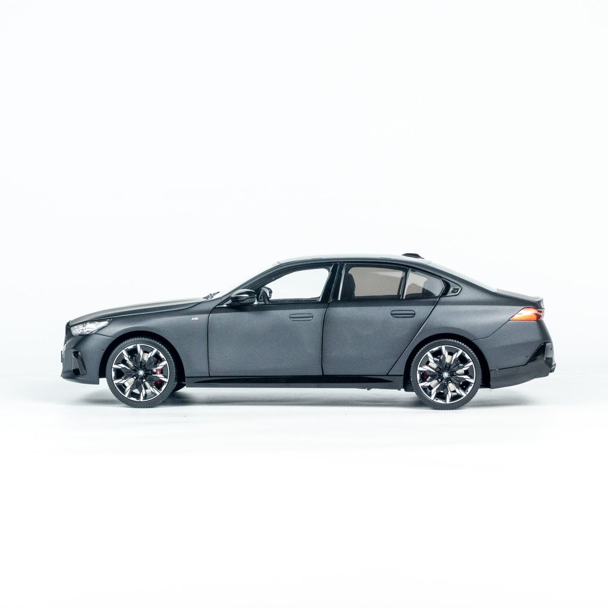 MINICHAMPS 1:18 BMW i5 - 2023 - Gray METALLIC 110023401