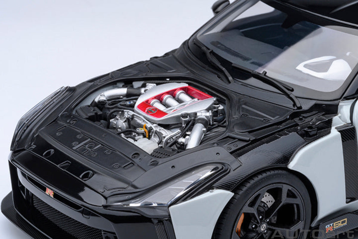 AUTOart 1:18 Nissan GT-R50 ITALDESIGN - Metallic White / Black 77511