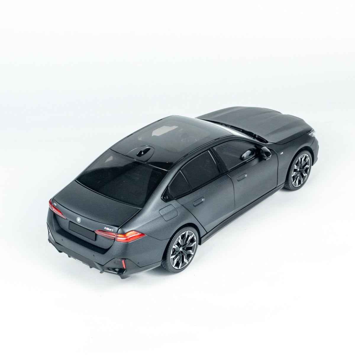 MINICHAMPS 1:18 BMW i5 - 2023 - Gray METALLIC 110023401