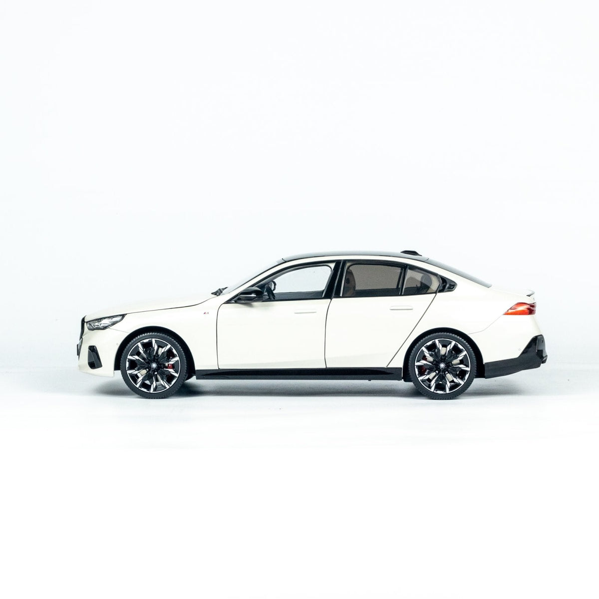 MINICHAMPS 1:18 BMW i5 - 2023 - WHITE METALLIC 110023402