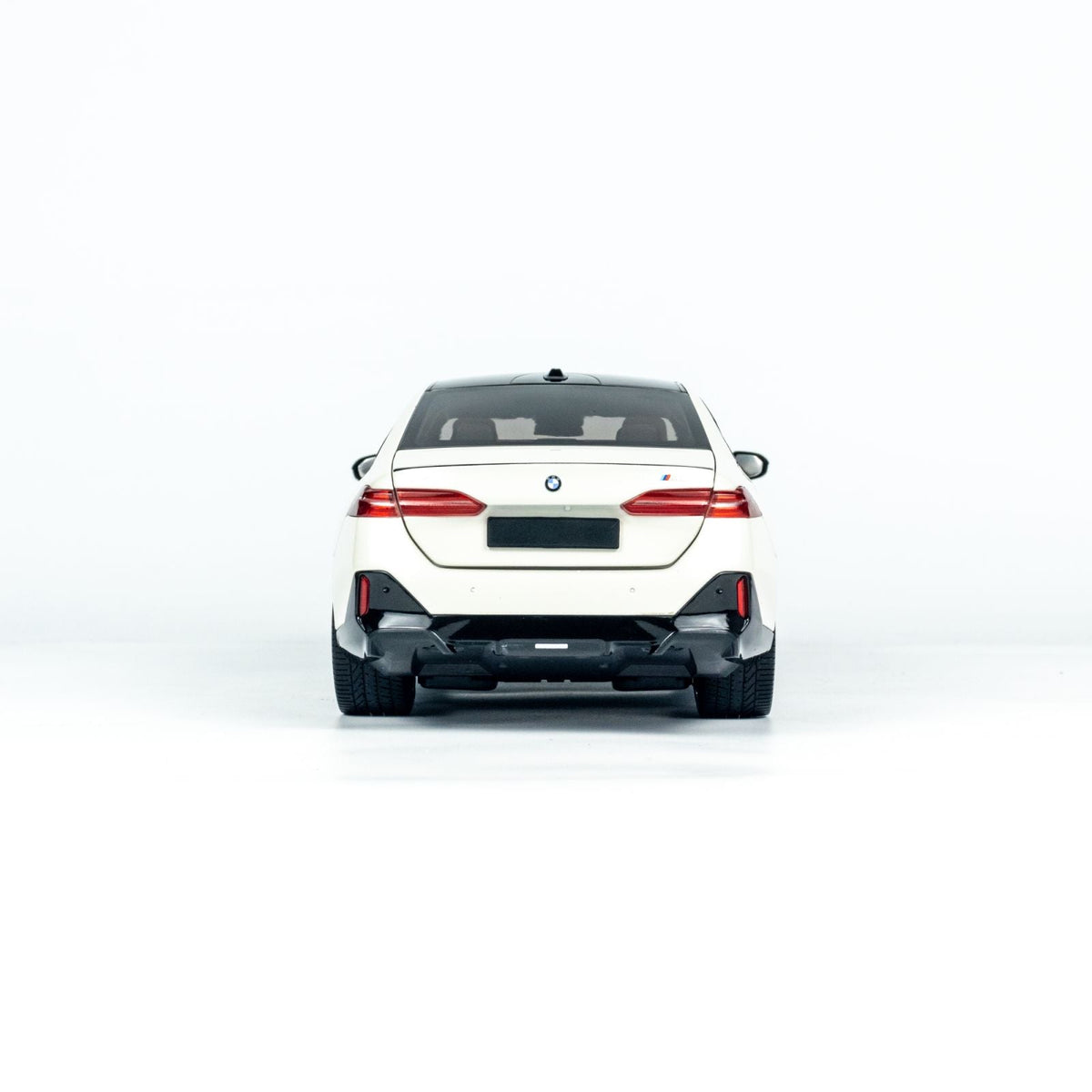 MINICHAMPS 1:18 BMW i5 - 2023 - WHITE METALLIC 110023402