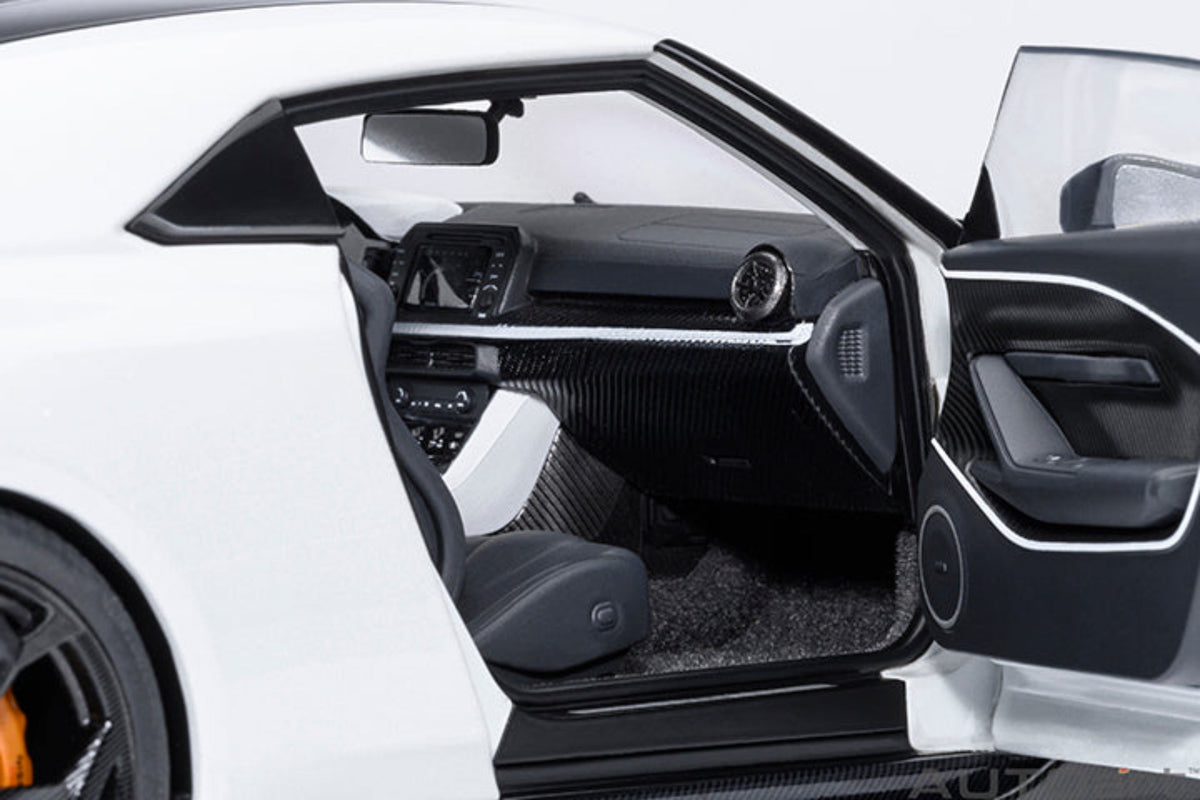 AUTOart 1:18 Nissan GT-R50 ITALDESIGN - Metallic White / Black 77511