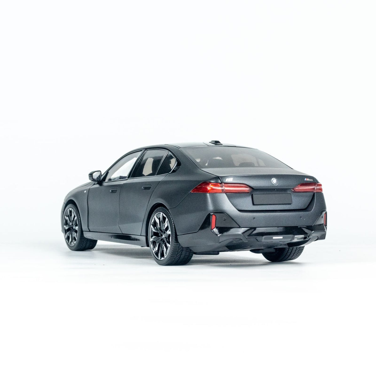 MINICHAMPS 1:18 BMW i5 - 2023 - Gray METALLIC 110023401