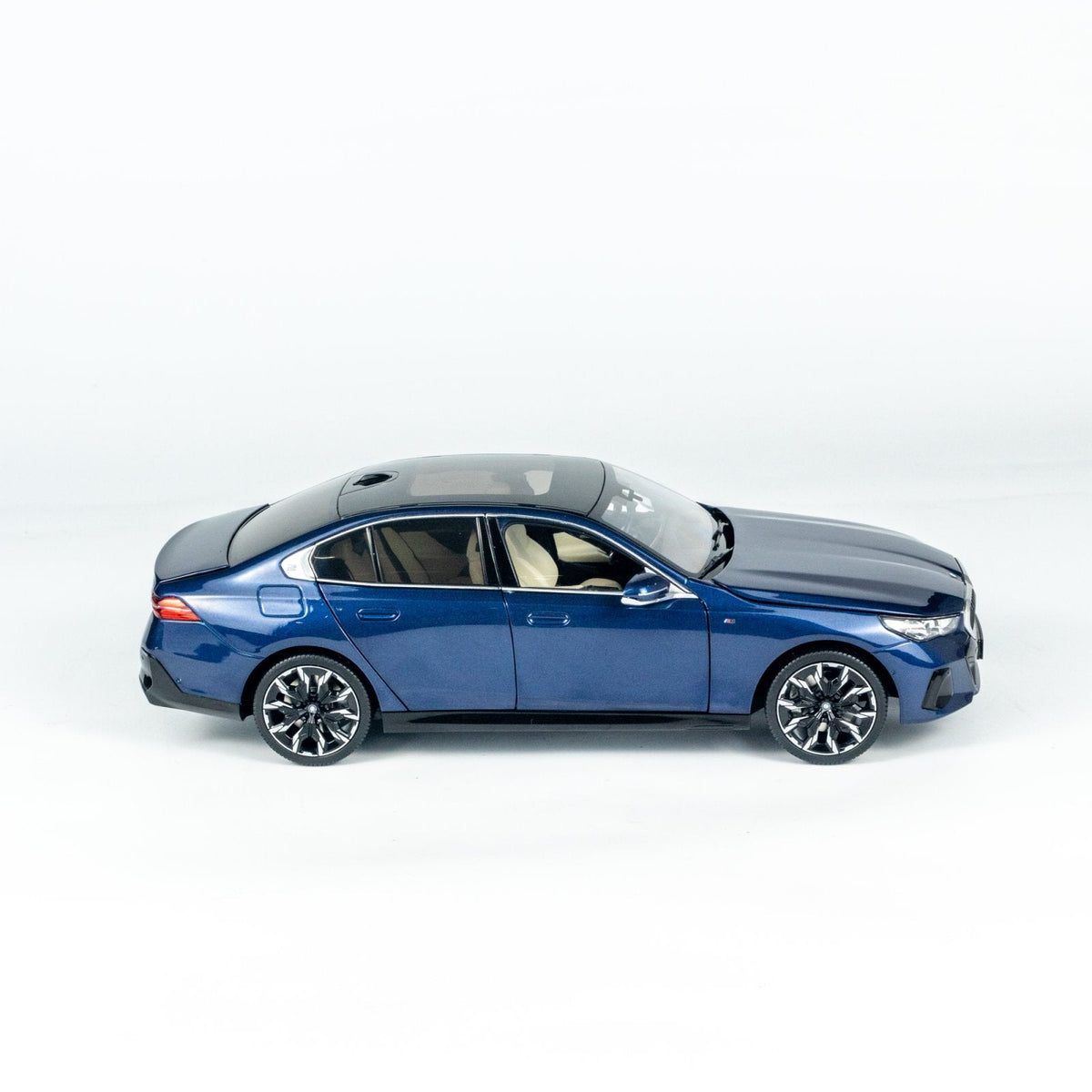 MINICHAMPS 1:18 BMW i5 - 2023 - BLUE METALLIC 110023400