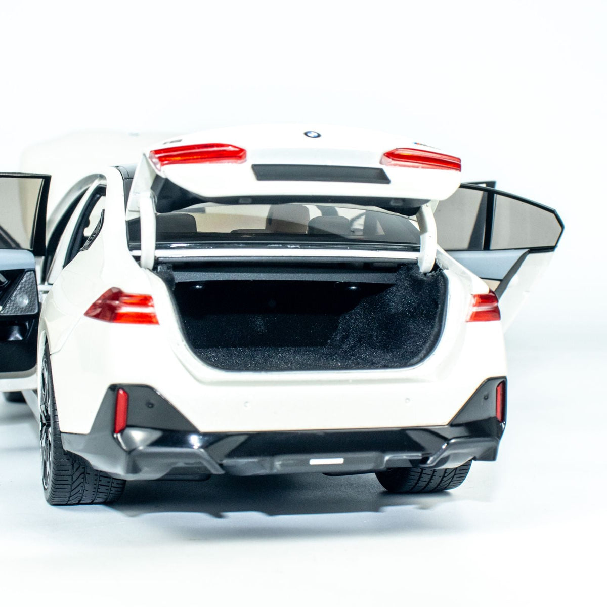 MINICHAMPS 1:18 BMW i5 - 2023 - WHITE METALLIC 110023402