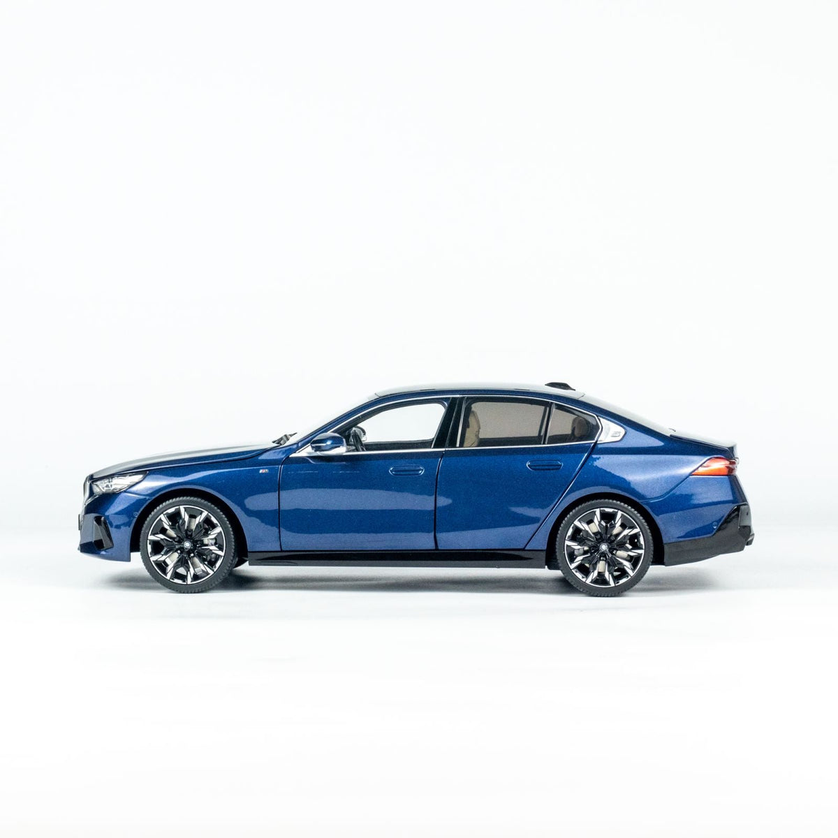 MINICHAMPS 1:18 BMW i5 - 2023 - BLUE METALLIC 110023400