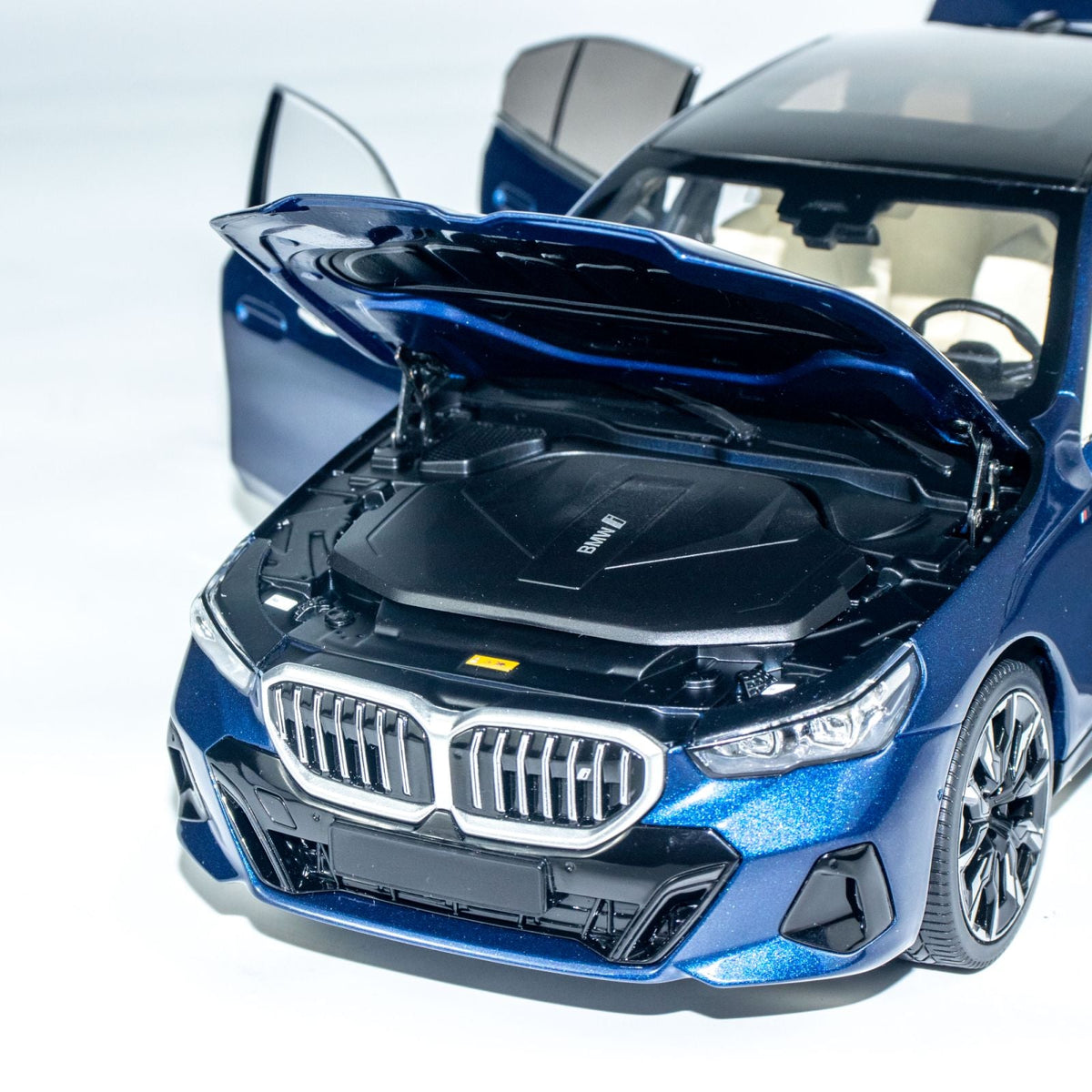 MINICHAMPS 1:18 BMW i5 - 2023 - BLUE METALLIC 110023400