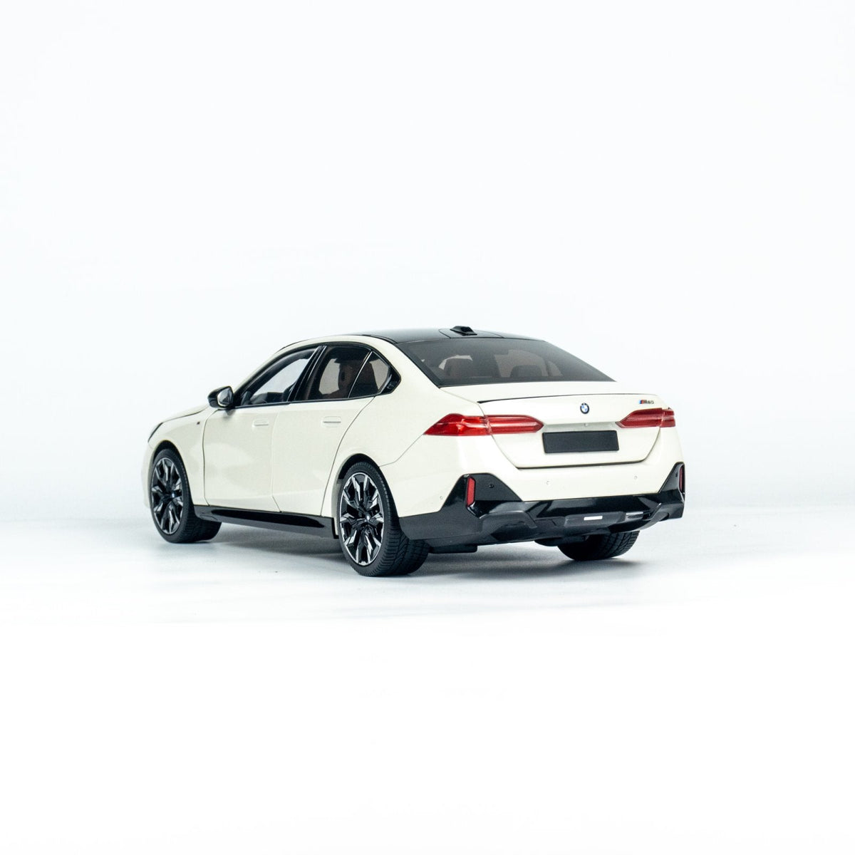 MINICHAMPS 1:18 BMW i5 - 2023 - WHITE METALLIC 110023402