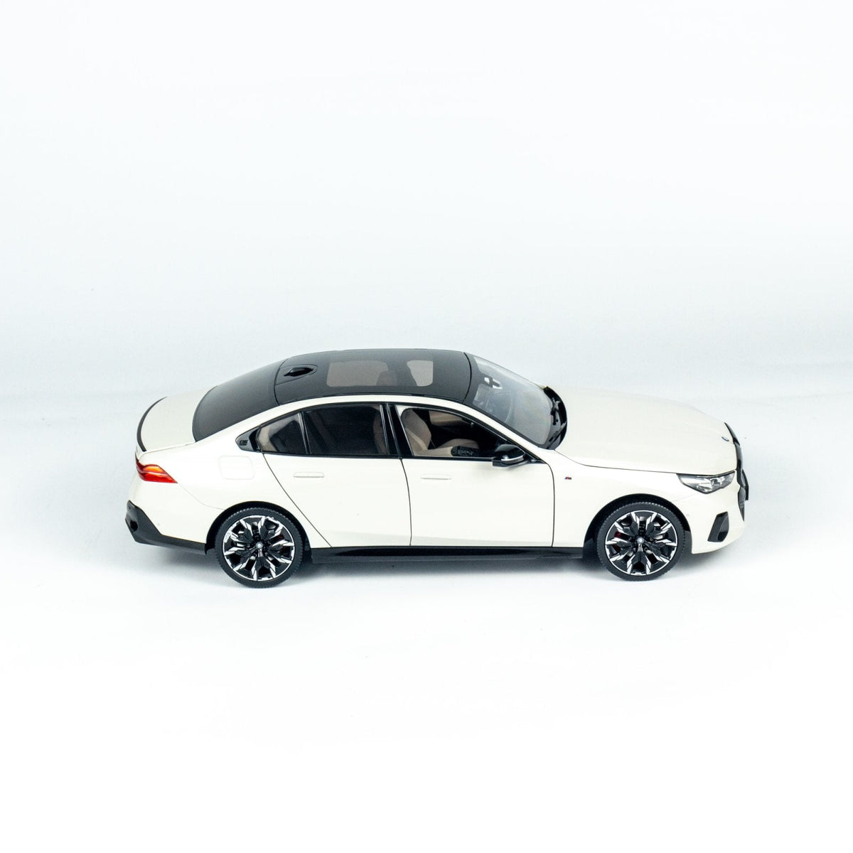 MINICHAMPS 1:18 BMW i5 - 2023 - WHITE METALLIC 110023402